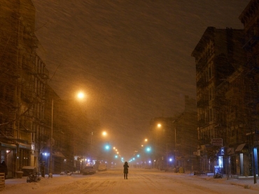 Pessoa caminha no meio da nevasca na Avenida A em East Village na regio de Nova York durante a madrugada desta tera-feira (27) 