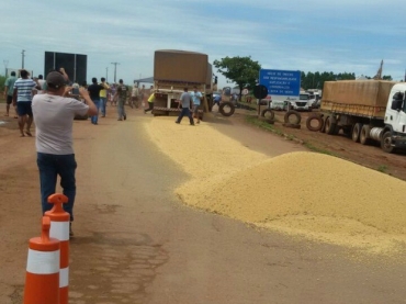 Aps desentendimento entre caminhoneiros, soja foi derramada em Nova Mutum (MT)