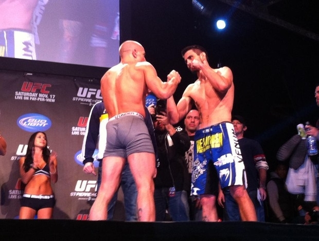 Georges St-Pierre e Carlos se encaram na pesagem do UFC 154 (Foto: Reproduo/ Twitter)