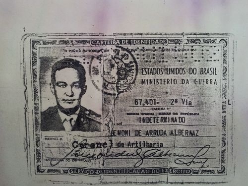 Reproduo da carteira de identidade de Benoni Albernaz, adulterada por ele para incluir a patente de coronel Agncia O