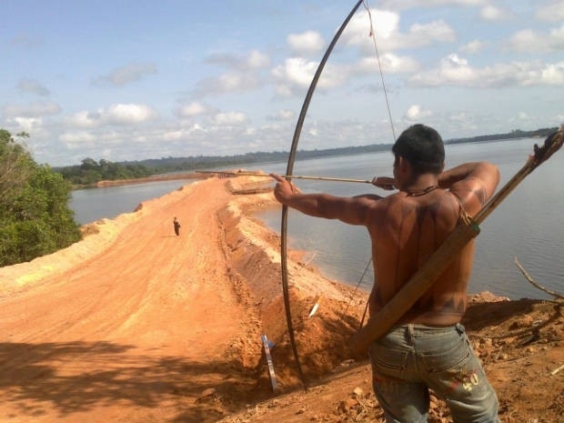 ndio protesta com arco em Belo Monte (Foto: Glaydson Castro / TV Liberal)