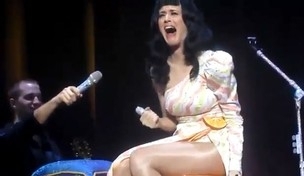 Katy Perry fica brava ao ser trada pelo playback