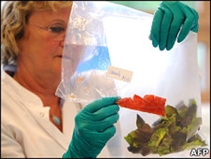 Assistente mdica colhe amostras de vegetais possivelmente contaminados