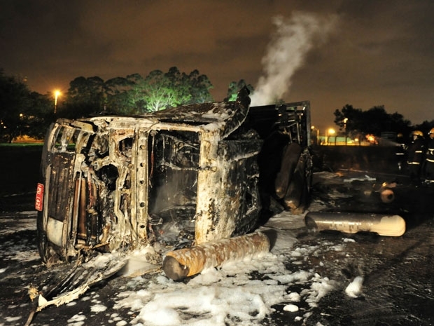 Cabine do caminho foi totalmente destruda pelo fogo