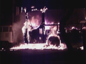 Fogo destruiu nibus e chamas atingiram a rede eltrica.