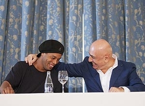 Ronaldinho Gacho e Adriano Galliani em entrevista coletiva no hotel Copacabana Palace, no Rio, na quinta-feira