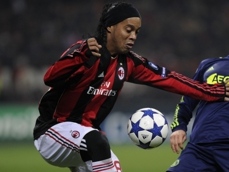O atacante Ronaldinho durante treino do Milan, em Dubai
