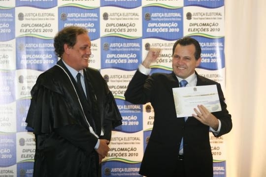 Silval Barbosa, reeleito para governador MT pelos prximos 4 anos, se amociona em diplomao