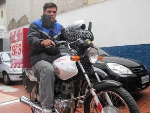 O motoboy Ricardo Malavazi, que trabalha no transporte de consultrio odontolgico em So Paulo G1