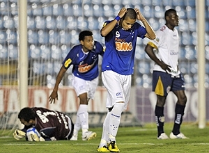 O centroavante Wellington Paulista tem contrato com o Cruzeiro at dezembro de 2011