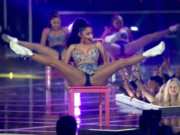 Nicki Minaj usa top decotado